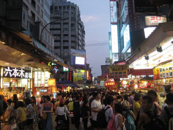 OUTLET 日曜天地名牌折扣中心